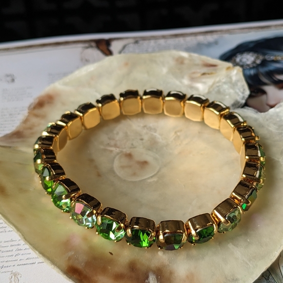 Swarovski Elements Peridot & Light Green Willow Stretch Bracelet in Gold. - Picture 3 of 6